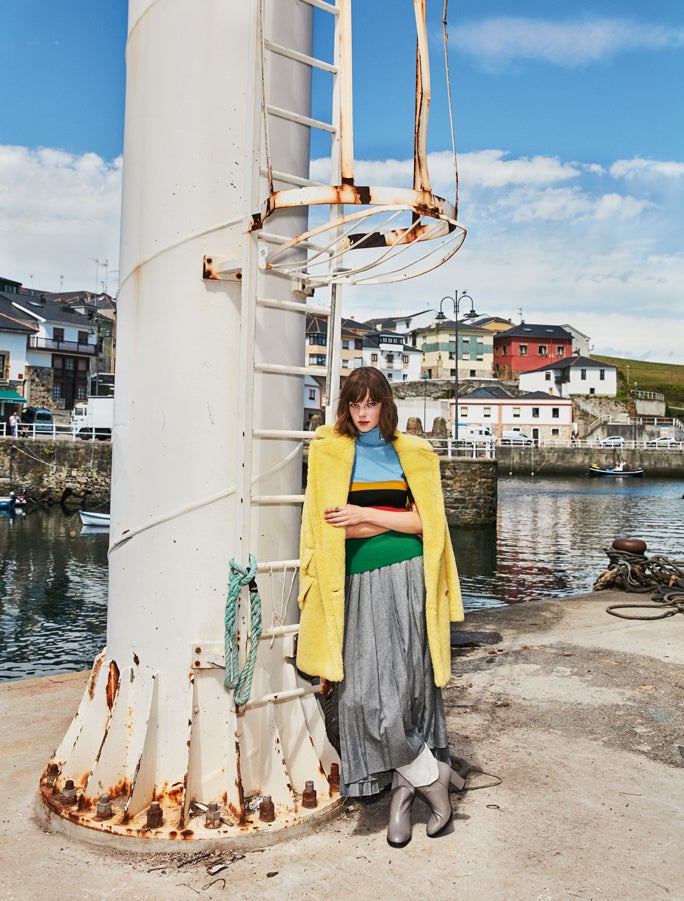 Abrigo de Max Mara, jersey de Essentiel y falda de Adolfo Domínguez. El anillo es de Marta Salinas y las botas, de El Corte Inglés.