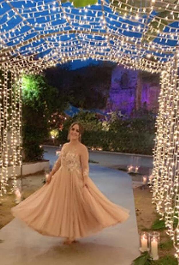 Marta Gago, hermana de la novia, en un túnel de luces.