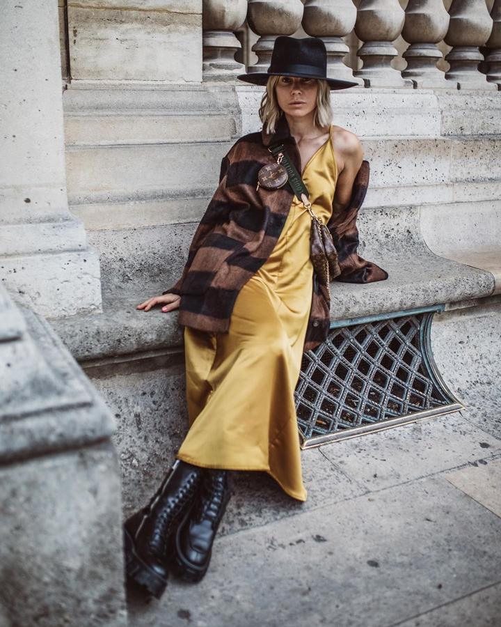 La influencer austriaca Karin Teigl lo lleva con una combinación rara pero resultona: vestido de raso con sobrecamisa de lana.