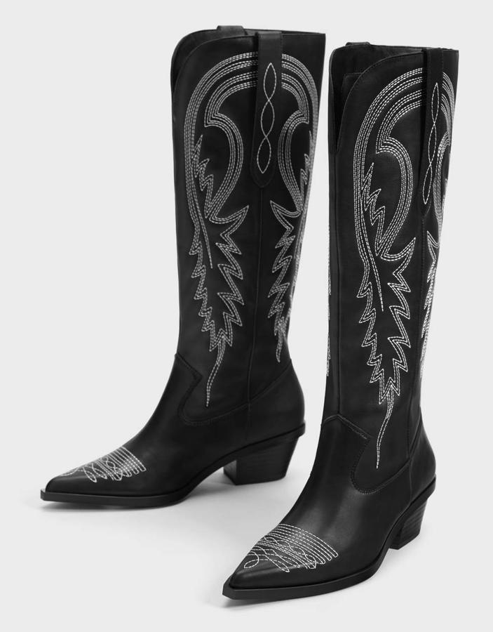 Botas negras tipo cowboy con bordados en contraste confeccionada en piel (Bershka, 79,99 euros). El tacón mide 4,5 centímetros, la caña tiene un ancho de 17 y un largo de 38.
