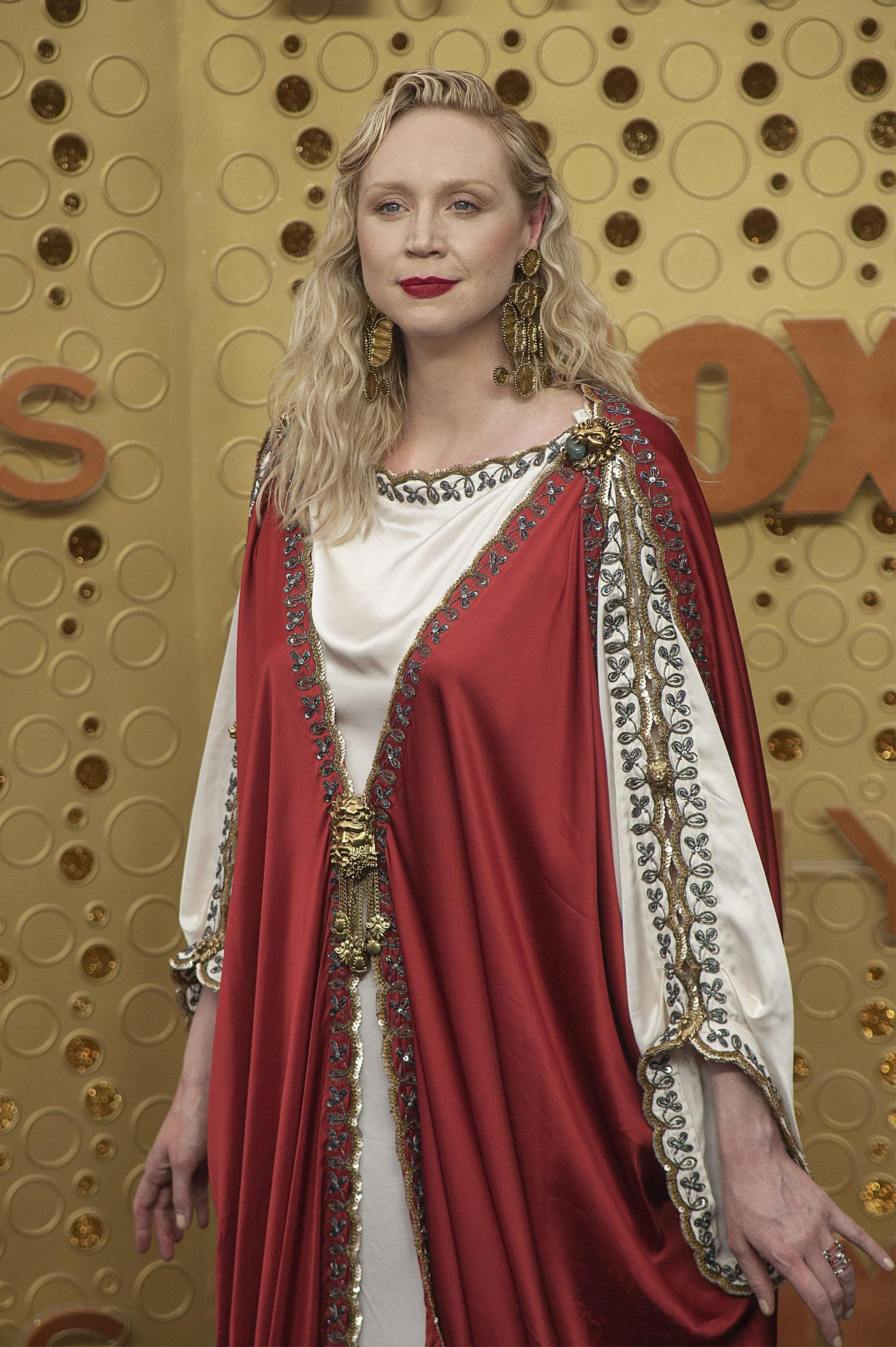 La actriz de 'Juego de tronos' dejó su melena rizada al natural añadiendo un poco de gel fijador con efecto mojado en la raíz para darle ese toque de elegancia que una alfombra roja necesita. ¿Para el maquillaje? El rouge no falla.