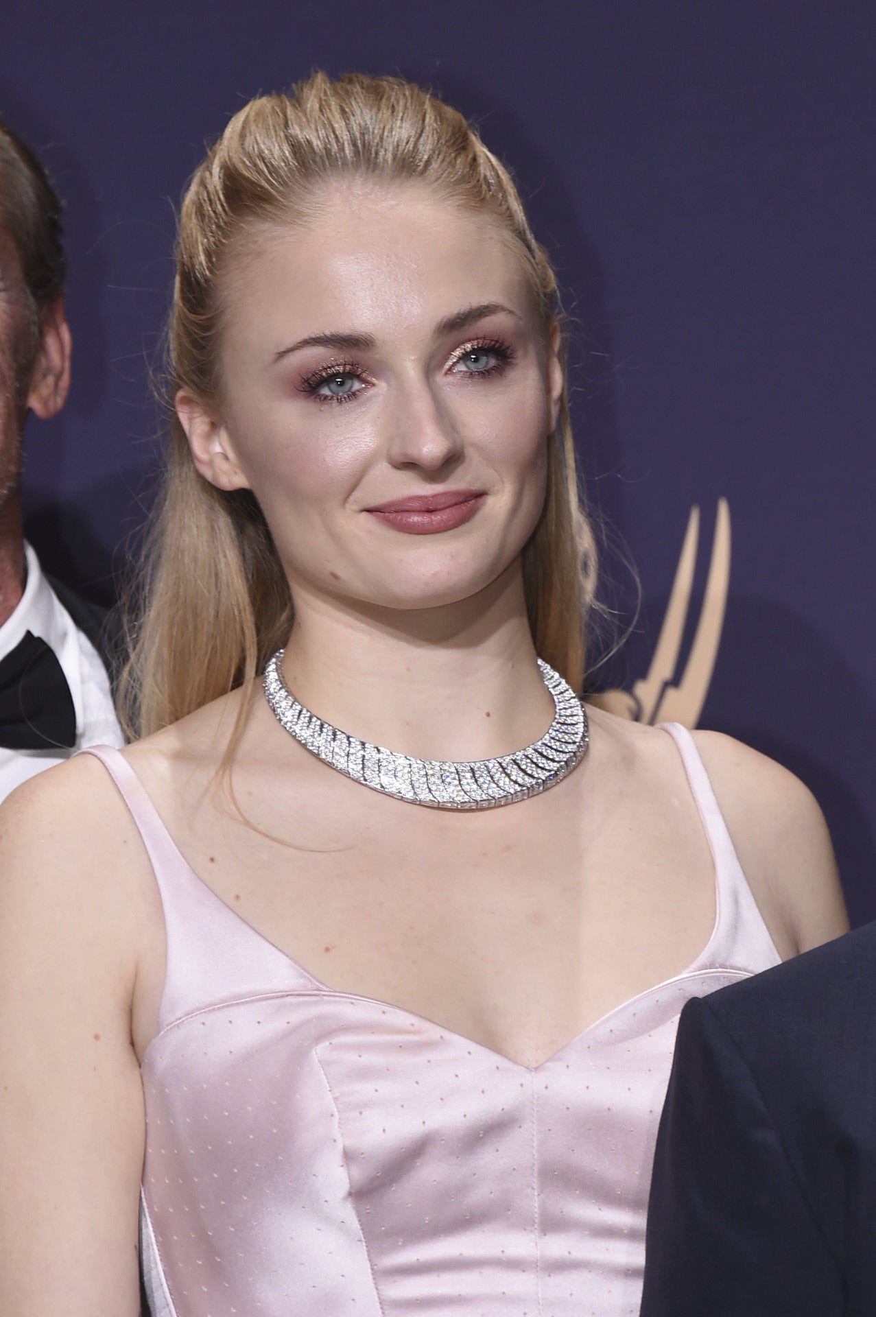 Sombras glitter en tono rosas a juego con los labios y un semirecogido cómodo y sofisticado. Sophie Turner parece una princesa.