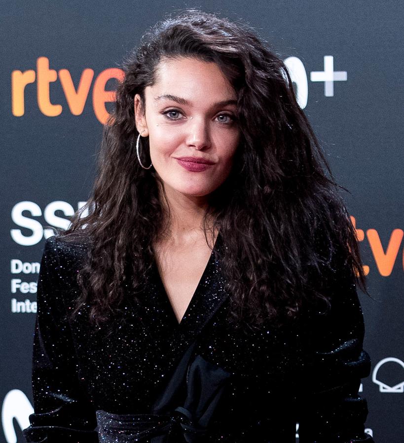 “El truco para que el eyeliner quede perfecto es ir aumentando ligeramente el grosor, en la línea superior de las pestañas, desde el lagrimal hacía el final del ojo; en la superior, se dibuja desde el centro hacia el exterior. Se termina uniendo ambas líneas”, afirma la maquilladora Carmen de Juan. Un toque de iluminador sobre los pómulos, en las sienes y en la punta de la nariz crea volúmenes y puntos de luz en el rostro.