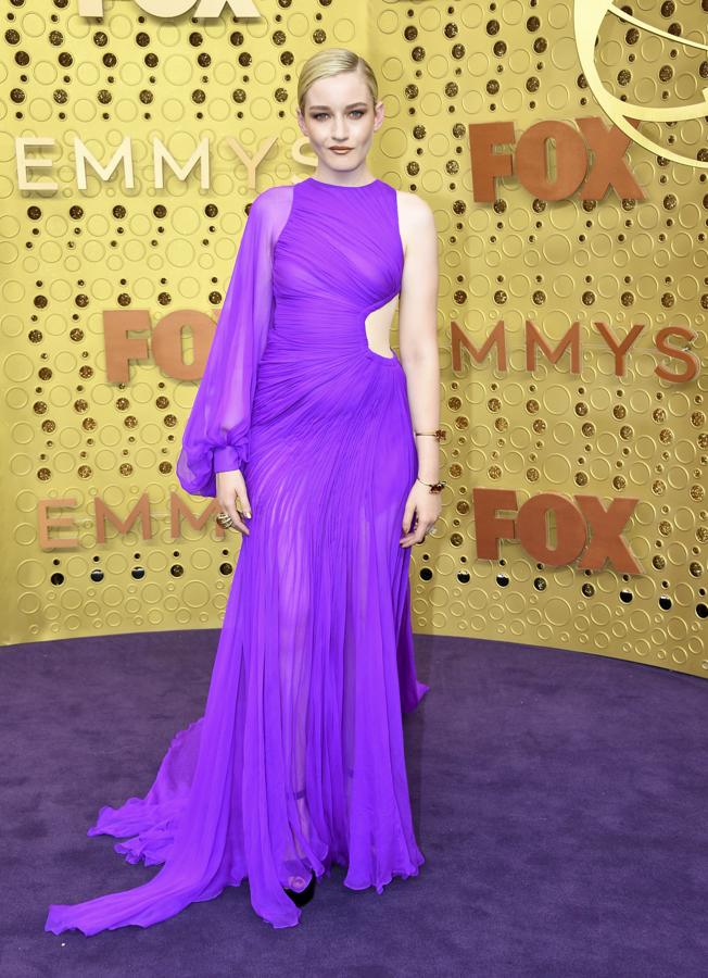 Julia Garner, gandora del Emmy a la mejor actriz secundaria de serie dramática en Ozark, se apuntó al morado, color tendencia, con un vestido de Cong Tri.