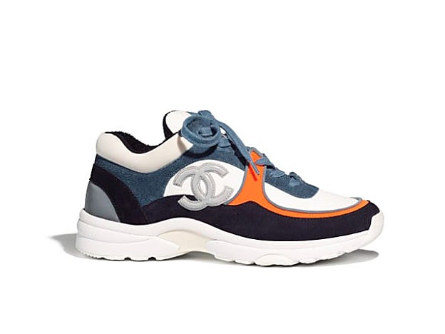 Zapatilla Chanel en versión carísima y sin estrenar.