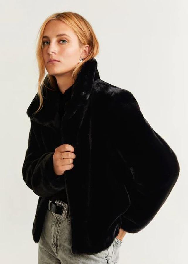 Chaquetón de pelo, de Mango (59,99 euros).