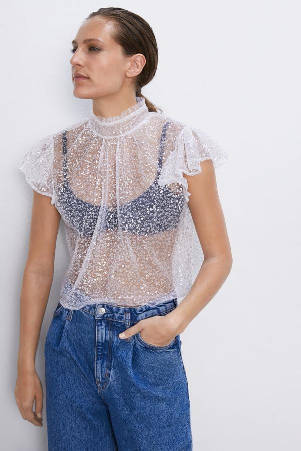 Top de lentejuelas, de Zara (29,95 euros).