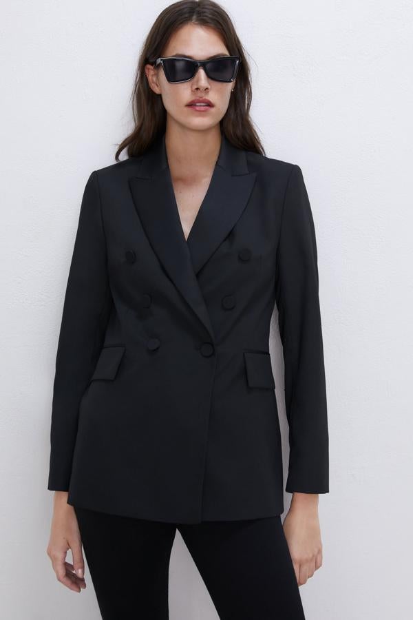 De corte esmoquin, con solapas y botones de raso, es un modelo de Zara (69,95 euros).