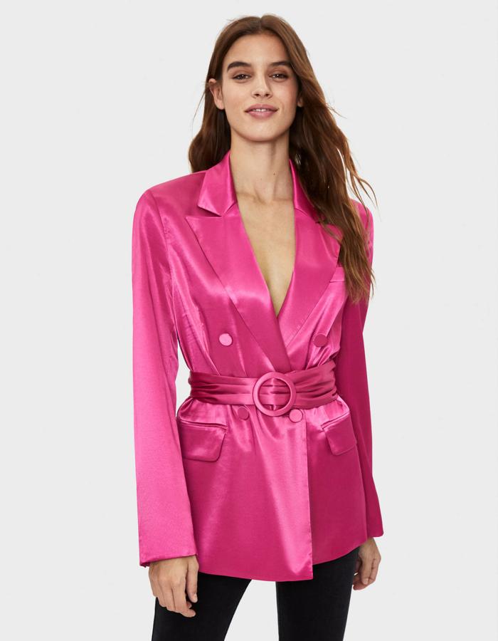 Satinada con cinturón, en un color fucsia muy favorecedor, de Bershka (39,99 euros).