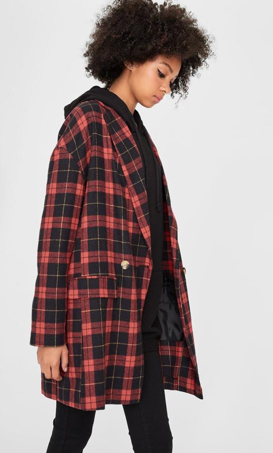 De estampado tartán y corte oversize, esta es de Stradivarius (35,99 euros).