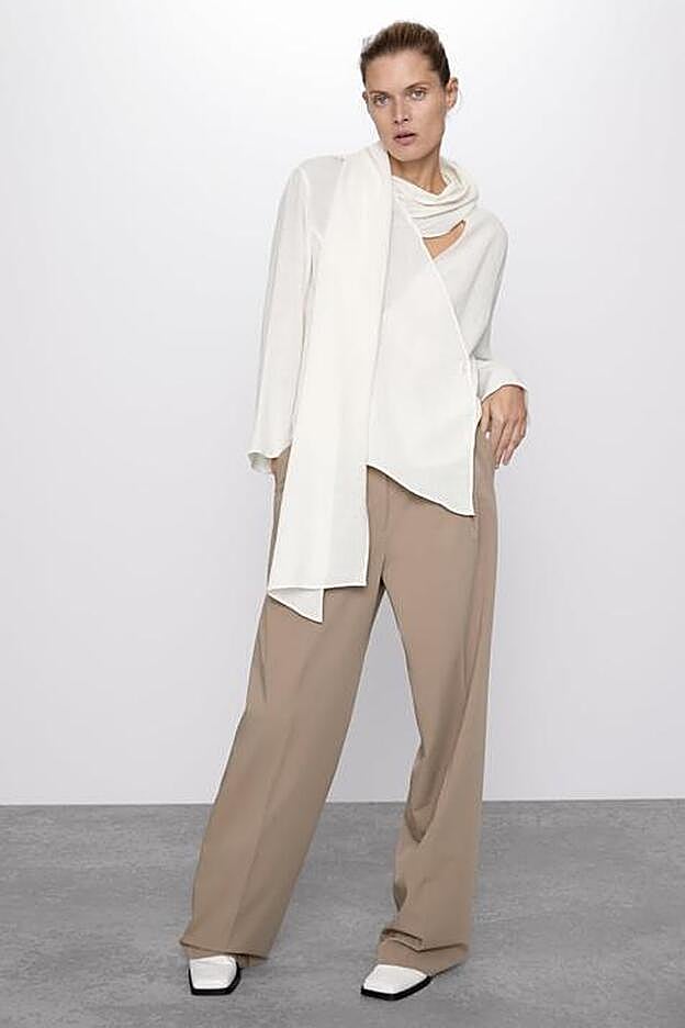 Zara adelanta la vuelta de las blusas con cuello tipo pañuelo.