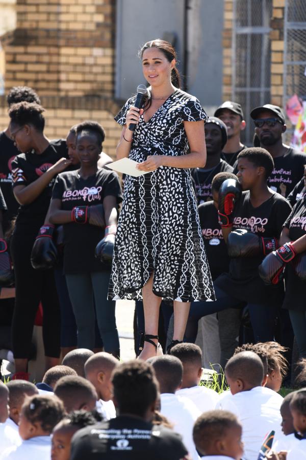 Para su primer acto en Sudáfrica  Meghan Markle eligió un vestido vegano  y ético de la firma malauí Mayamiko, un diseño de silueta 'wrap' con mix de 'animal print' y estampado étnico que cuesta 69 libras y ya está agotado en todas las tallas.