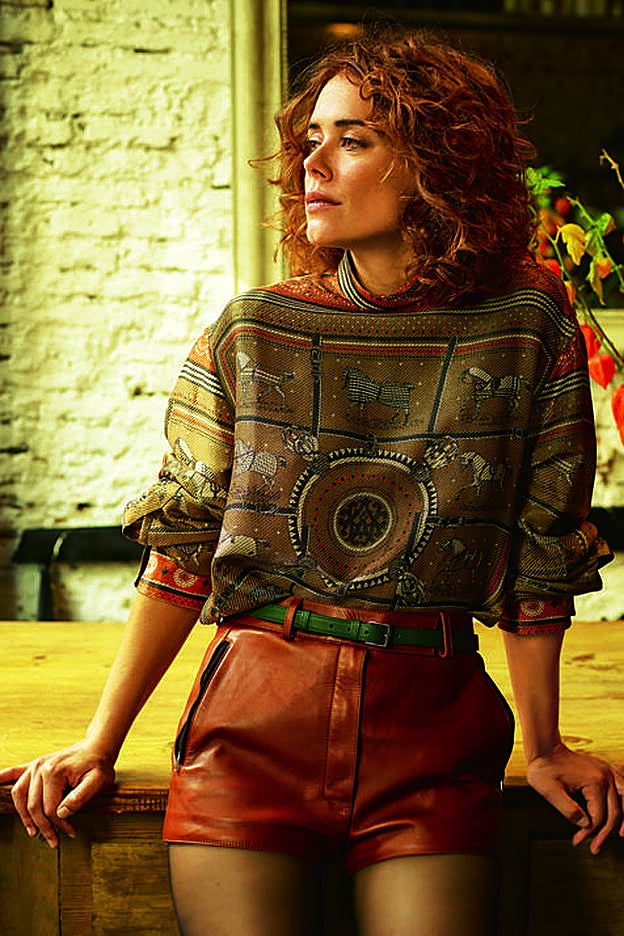 La actriz luce camisa, short y cinturón de Hermès y medias Wolford.