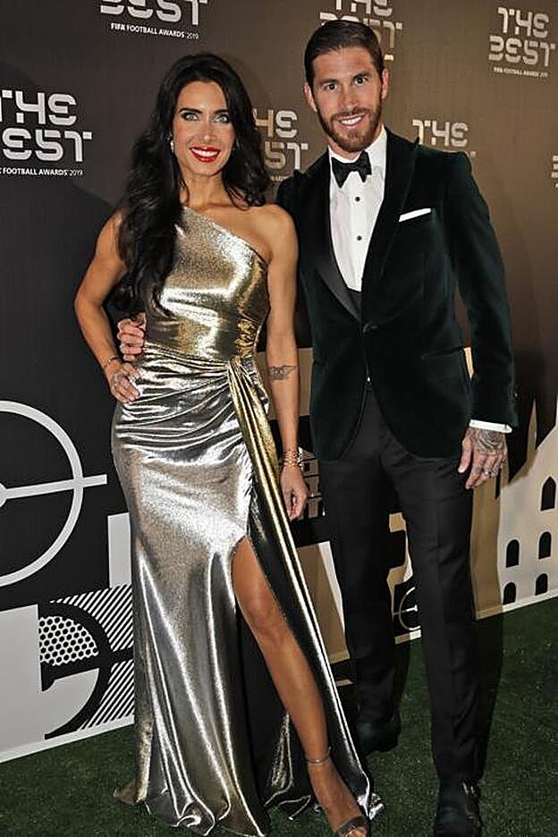 Pilar Rubio acudía a los premios futbolísticos The Best, organizados por la FIFA, con un vestido asimétrico plateado de Pronovias.
