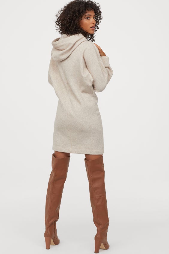 ¿No tienes una sudadera XXL? Esta de H&M queda ideal con botas over the knee. (14,99 euros).