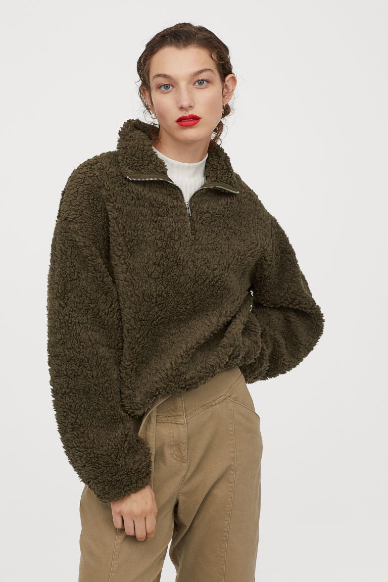 Sudadera tipo peluche de H&M. Disponible en más colores. (14,99 euros).