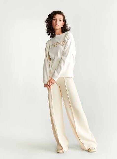 Sudadera con mensaje en color blanco, ideal para crear looks total white con mucho estilo. (19,99 euros).