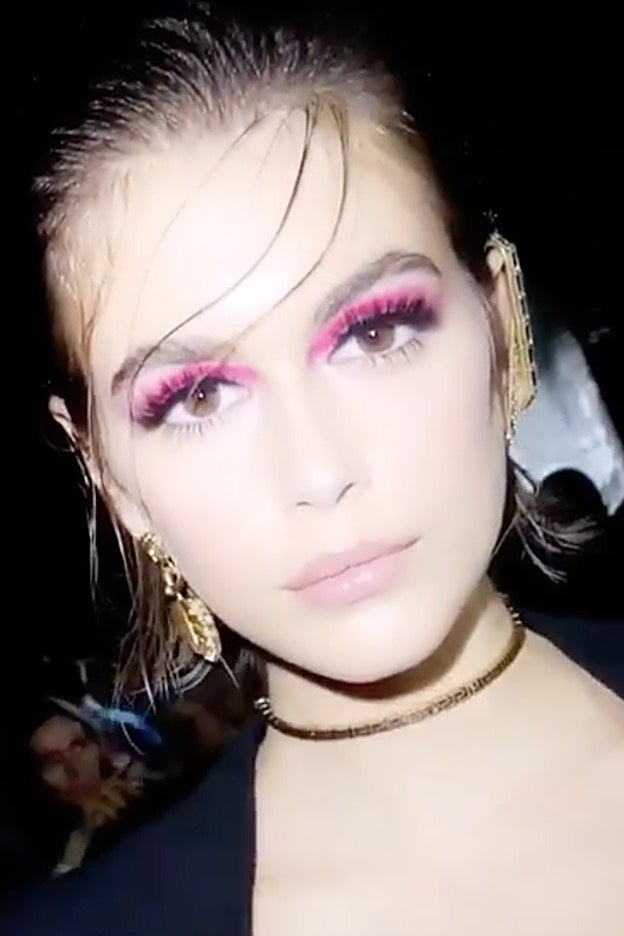 Kaia Gerber luce el diseño de maquillaje de Pat McGrath para Versace.