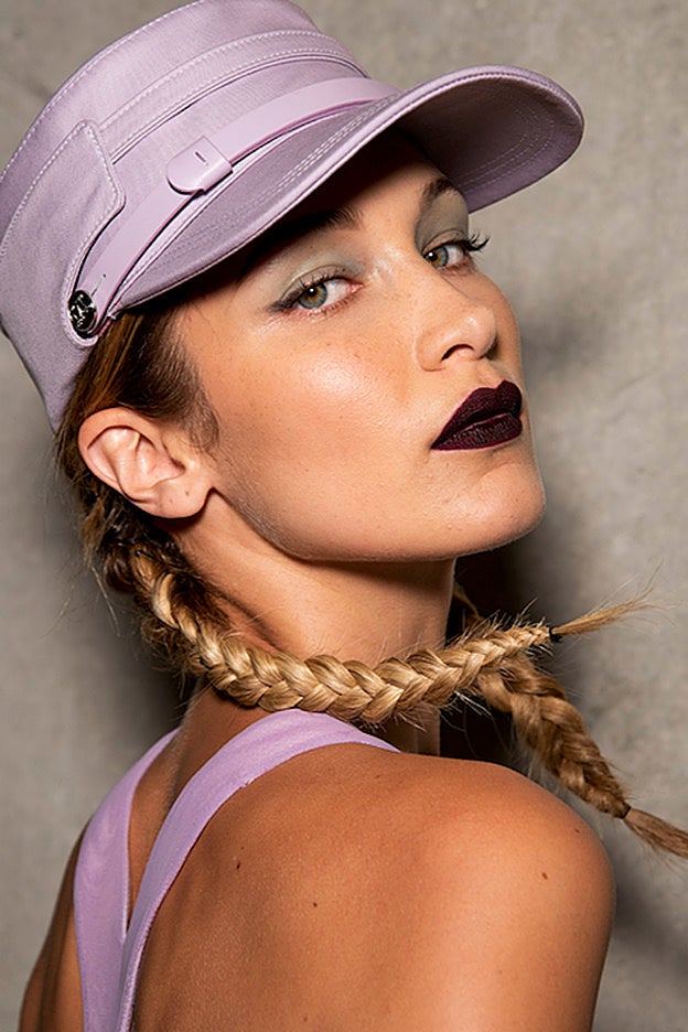 Bella Hadid luce el look de pelo y maquillaje de Max Mara.