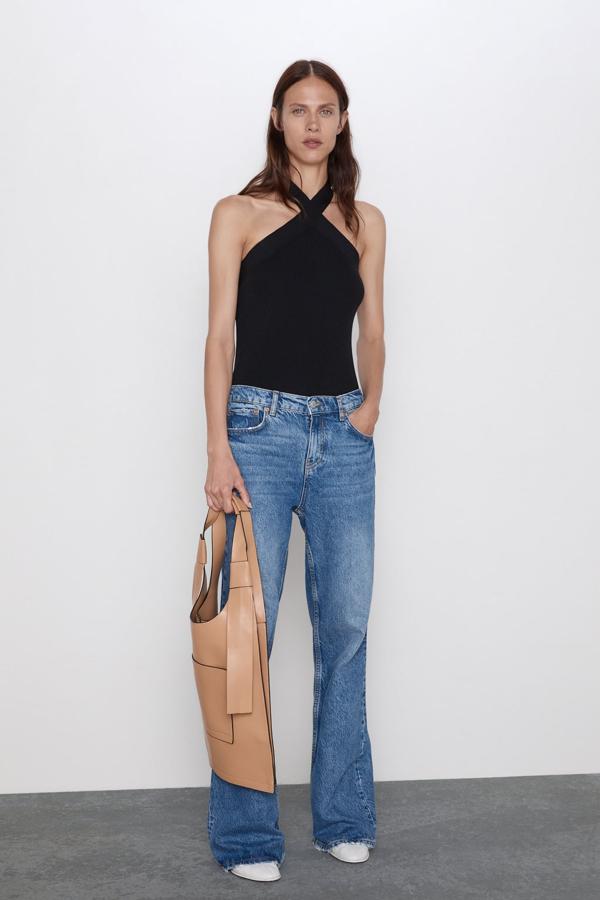 Top con escote cruzado negro por 15,95 euros.