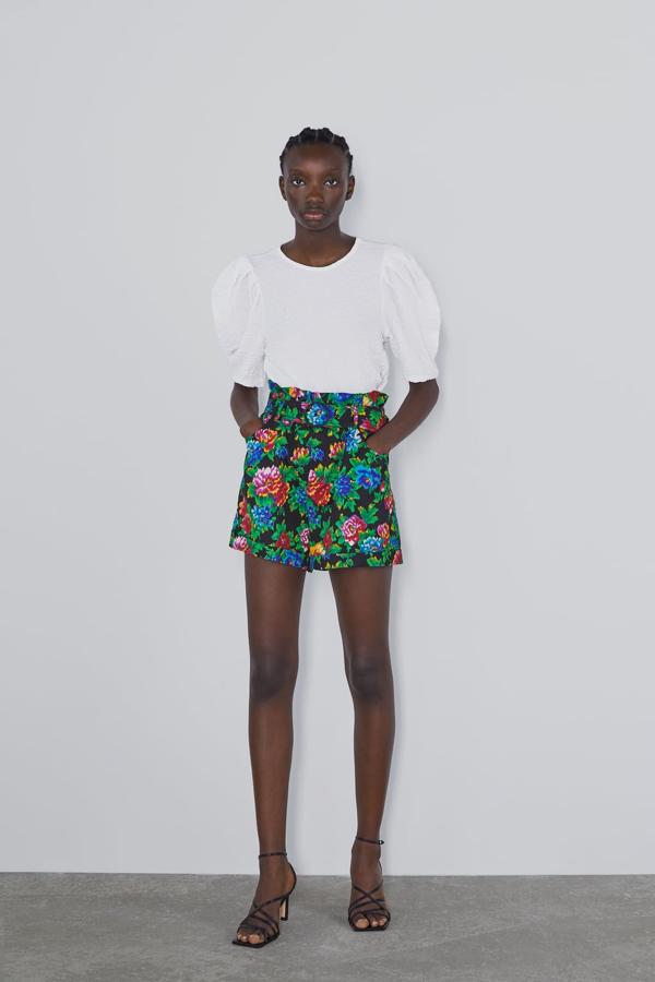 Top blanco con mangas abullonadas por 12,95 euros.