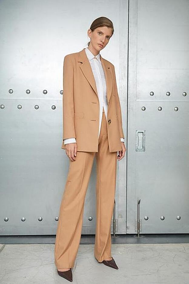 El pantalón de estilo flare del traje de Úrsula Coberó lo hay similar en Sfera.