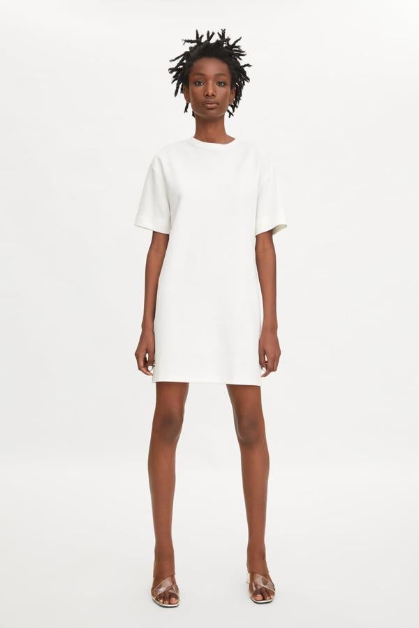 Vestido blanco de manga corta y corte recto por 12,95 euros.