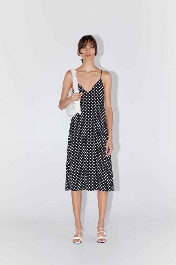 Vestid midi lencero de lunares por 15,95 euros. Muy similar al modelo viral que también hay en Zara y que es más caro.