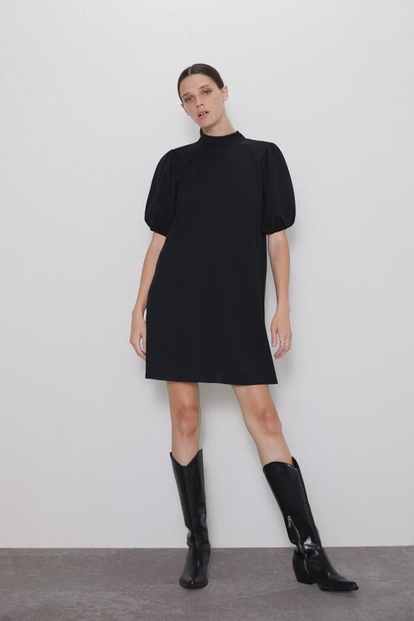 Mini vestido básico negro con mangas abullonadas por 9,99 euros.