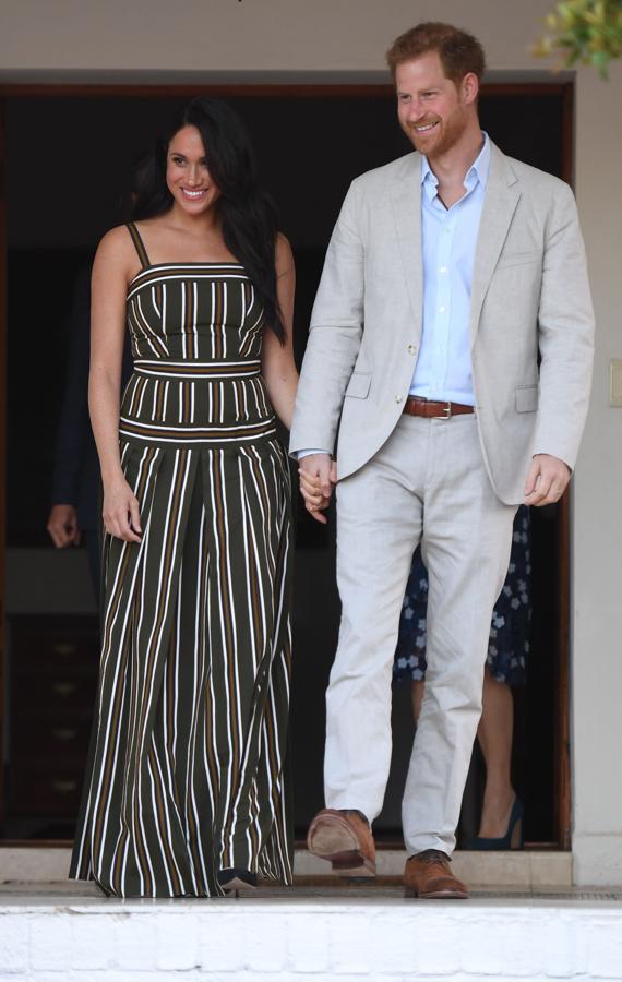 Para finalizar los actos de su segundo día de viaje en Sudáfrica,  Meghan Markle ha vuelto a desatar los rumores de embarazo  al recuperar uno de los vestidos que usó para  sus primeros looks premamá en su periplo por Oceanía  el año pasado. En este caso, la Duquesa de Sussex ha repetido el maxi vestido de rayas verde oliva firmado por Martin Grant que estrenó en Bondi Beach, en Sidney.