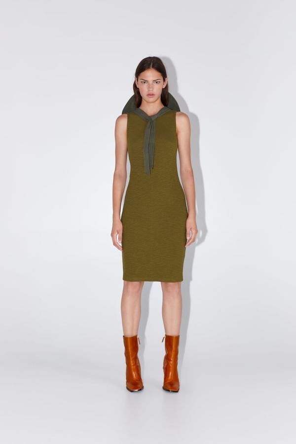 Vestido de punto de tubo en verde caqui por 15,95 euros.