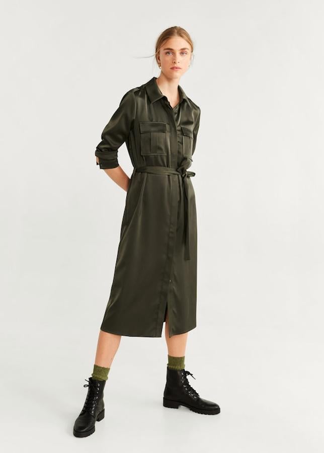 Vestido camisero midi en tejido fluido, con los clásicos bolsillos en el delantero, el cuello de solapa, el cierre con botones y el cinturón de lazo (Mango, 39,99 euros).