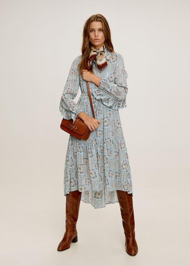 Una variación de vestido camisero monocolor, gracias a un estampado floral en tonos azules (Mango, 69,99 euros). Lleva la falda larga y acampanada en un tejido ligeramente plisado y con hilo metalizado.