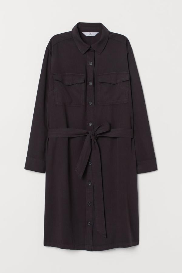 Para las que opten por un diseño sin sorpresas, H&M tiene este vestido camisero corto en un tejido de denim suave y con el bajo redondeado (H&M, 29,99 euros).