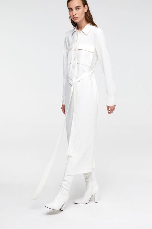 Vestido camisero de manga larga, con cuello de camisa y cierre de botón. Lleva la falda recta, bolsillos y cinturón de lazada (Sfera, 49,99 euros).