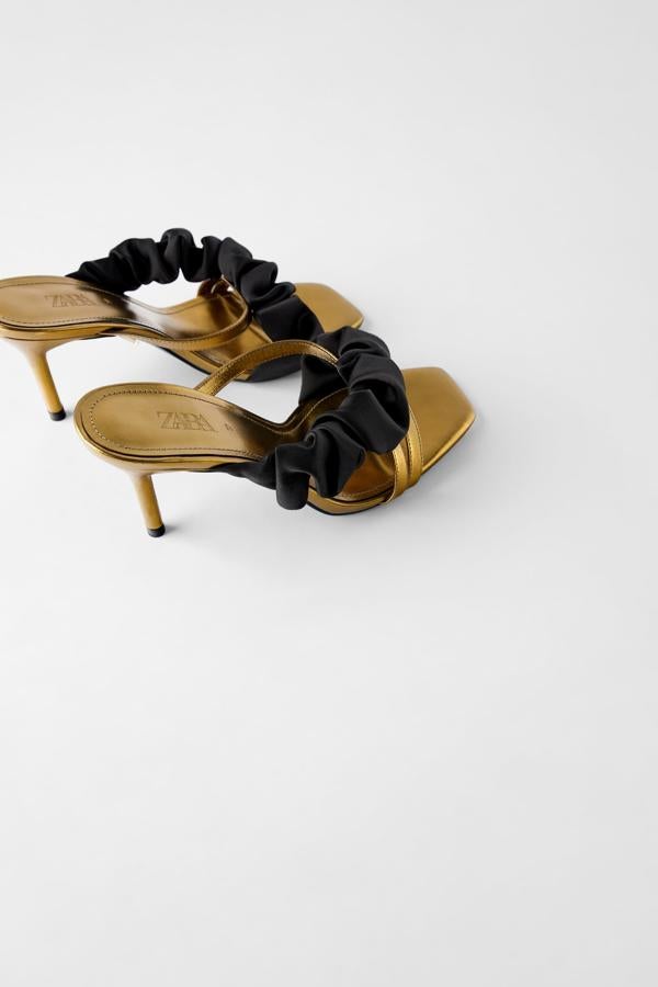 Estas sandalias doradas y negras de la Blue Collection de Zara (59.95 euros) nos recuerdan a las exclusivas Ruffle Crystal Sandals de Aquazzura.