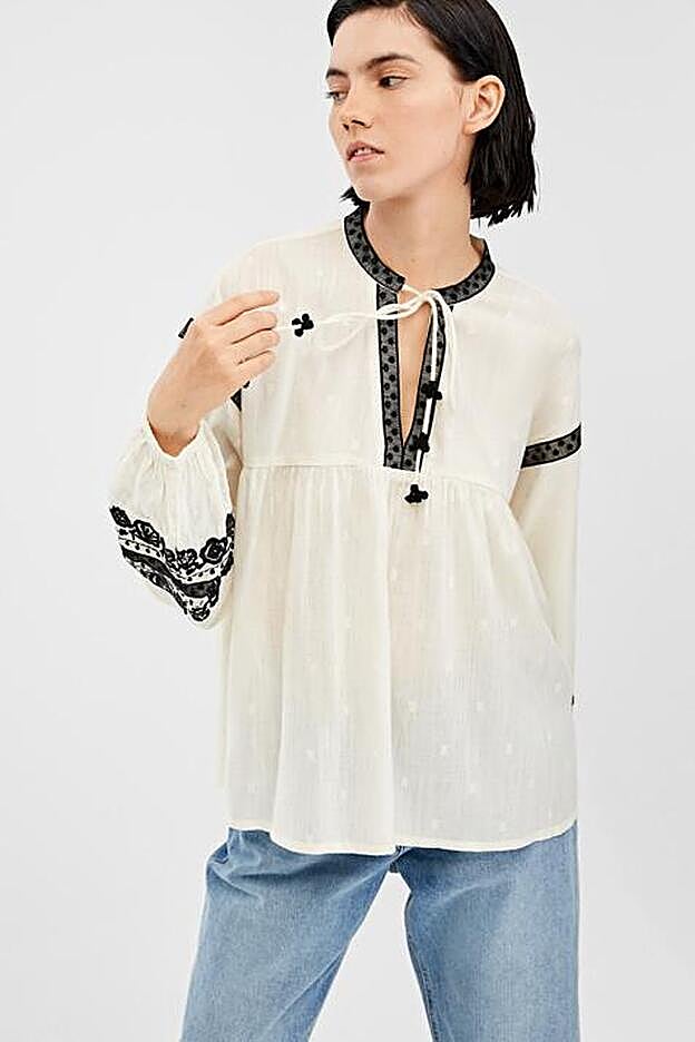 Blusa de manga larga con volumen, con escote en uve con cordón con detalle bordado, 29,99 EUR.