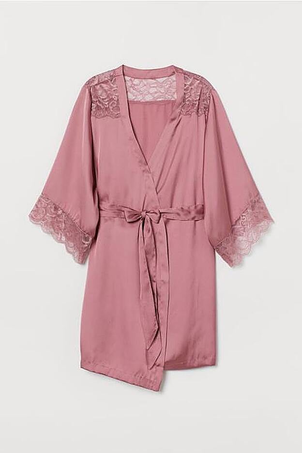 EN H&M hay un kimono muy parecido al que ha ellvado María Fernándfez-Rubíes para viajar.