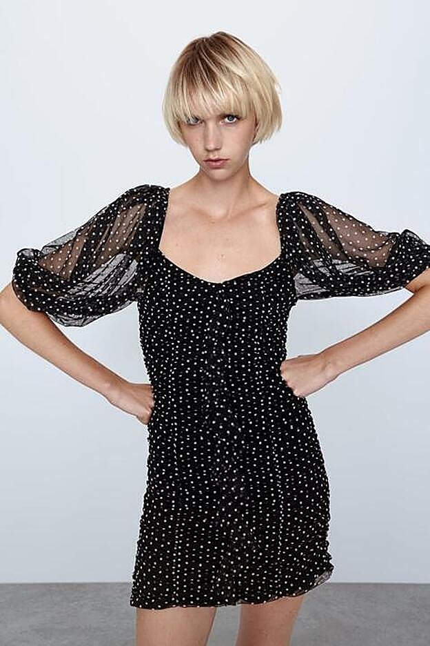 Esta nueva versión en color negro es ideal para tus mejores lookazos de noche.