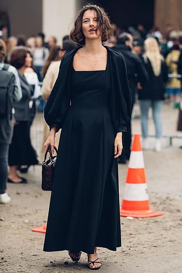 La editora de moda inglesa, Penélope Goldstone, ha sido una de las más elegantes de los que llevamos de semana de la moda parisina con este vestido negro de Zara.