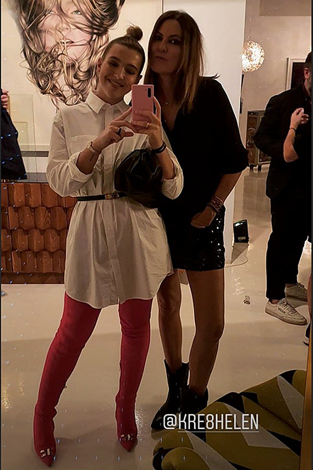 El look con camisa oversize y botas de Alba Díaz que favorece a todas.