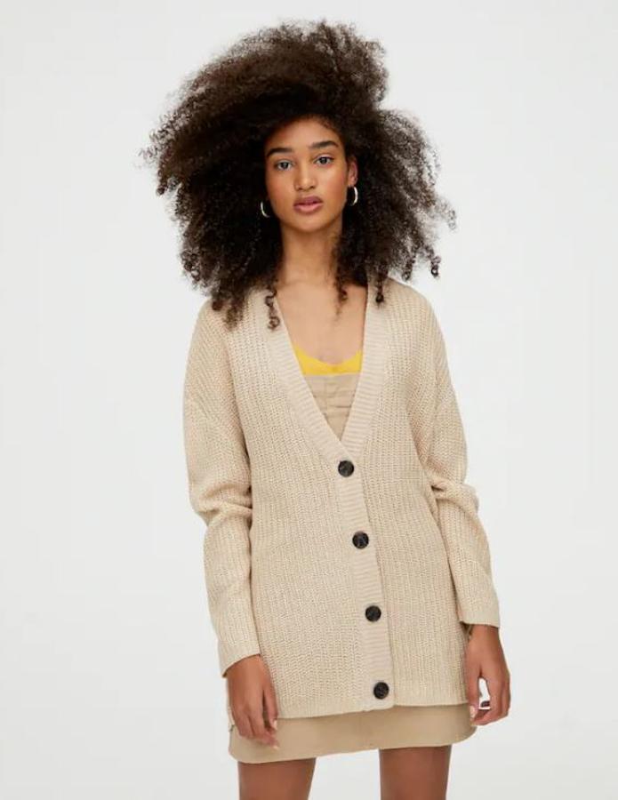 Larga, de punto abierto y estilo college, disponible en diferentes colores,  de Pull&Bear  (17,99 euros).