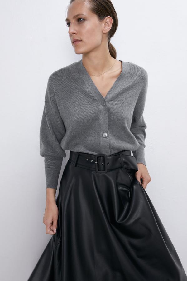 Sencilla pero ligeramente oversize, de punto de canalé, disponible en negro, gris y blanco, de Zara (19,95 euros).