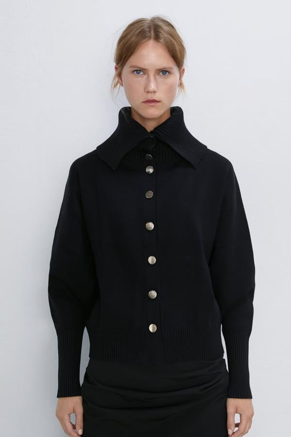 Con cuello alto y botones dorados en el frontal, de Zara (29,95 euros).