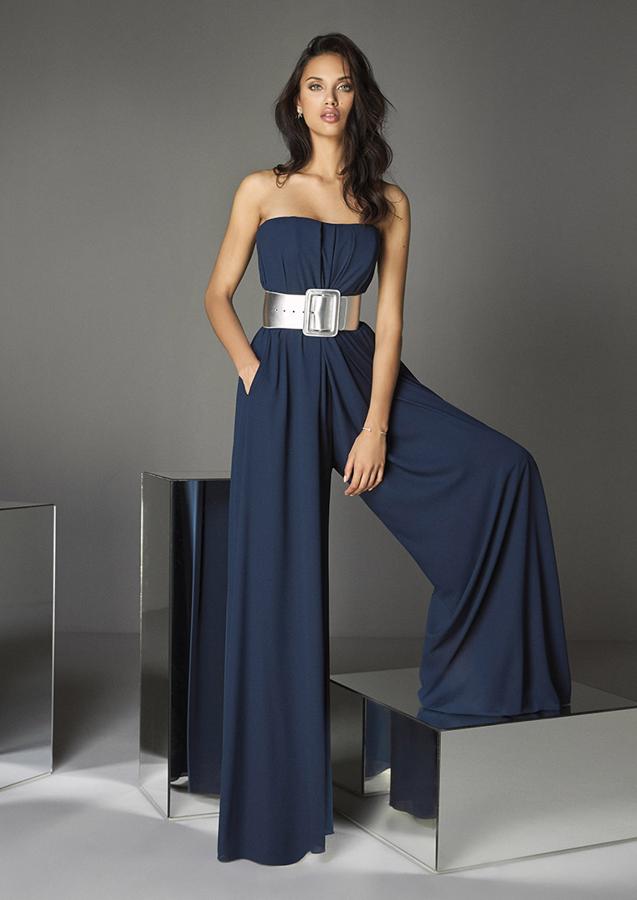 Nos encanta este mono súper favorecedor que ha elegido Ana Guerra para un look de invitada perfecta: el diseño de Pronovias, en georgette azul marino con escote palabra de honor, cintura marcada y pantalones palazzo, te hará tipazo.