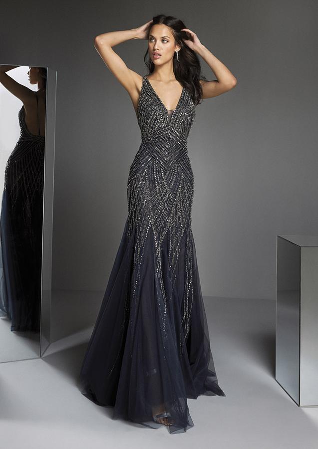 Para un look de invitada perfecta Ana Guerra apuesta por este deslumbrante vestido de corte sirena, escote en V y falda de tul con bordado joya de Pronovias Party Edit 2020.