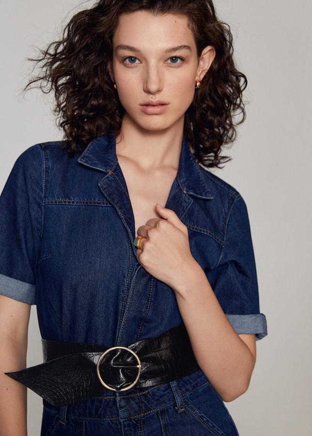 Cinturón con efecto cocdrilo, con gran hebilla redonda y un ancho de 7 centímetros (Mango, 19,99 euros).