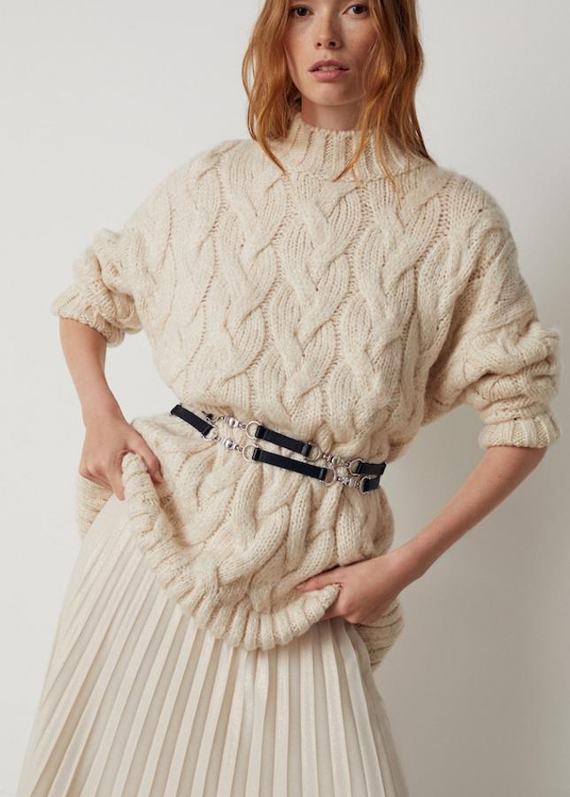 Cinturón de efecto piel y apliques metálicos con forma de estribo (Mango, 19,99 euros).