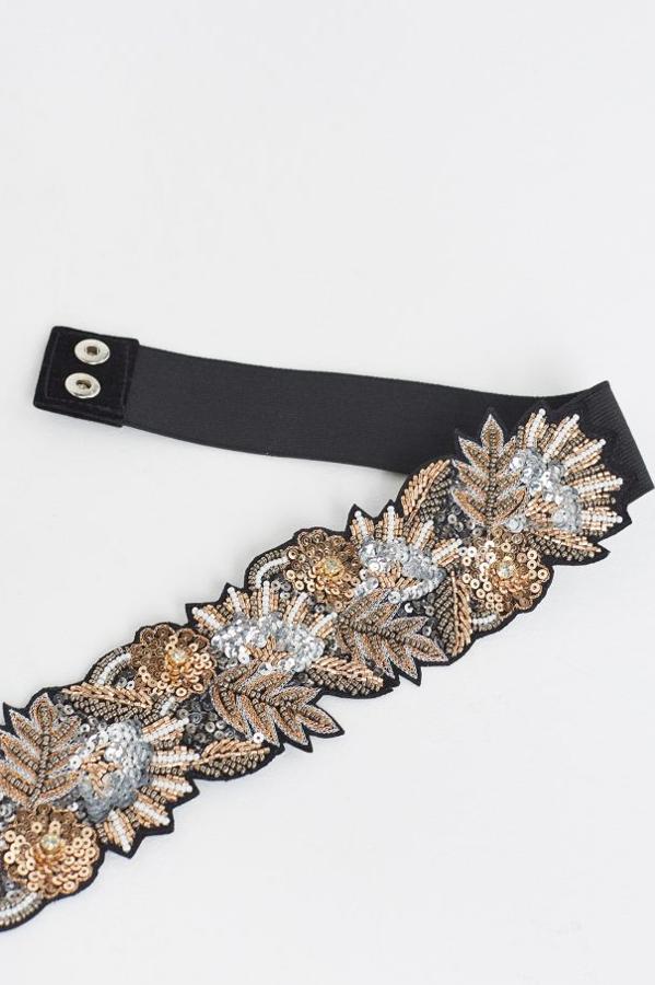 Cinturón joya con abalorios. Lleva cierre trasero con corchetes (Sfera, 12,99 euros).