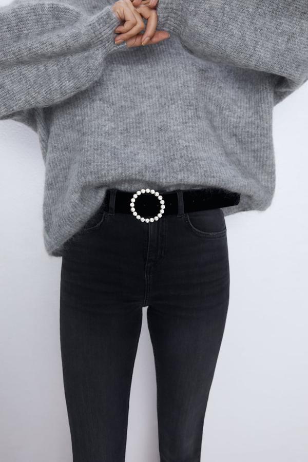 Cinturón forrado en terciopelo, rematado con una hebilla metálica con aplicación joya (15,95 euros).